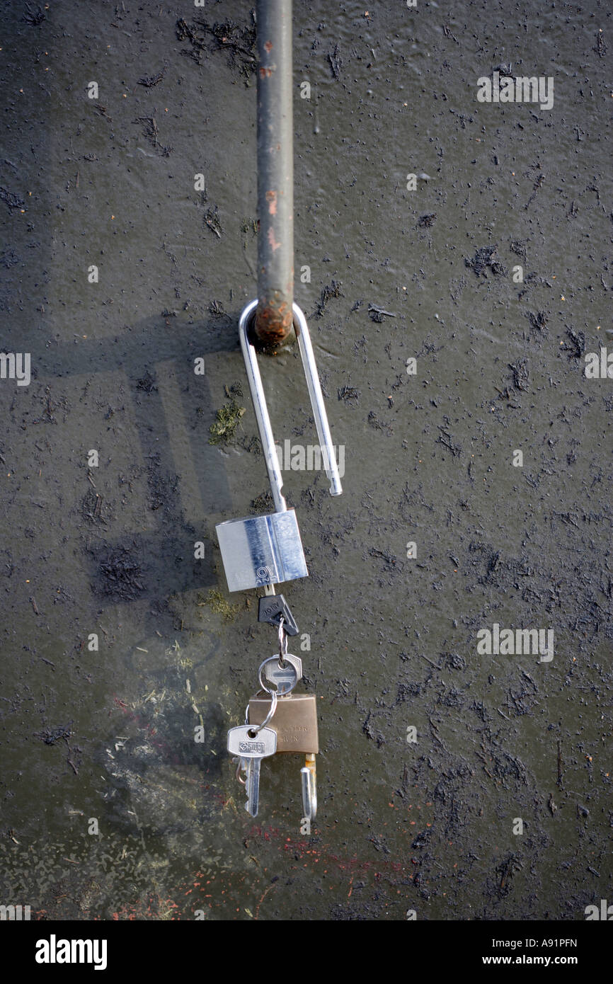 Cadenas avec des clés à une porte Banque D'Images