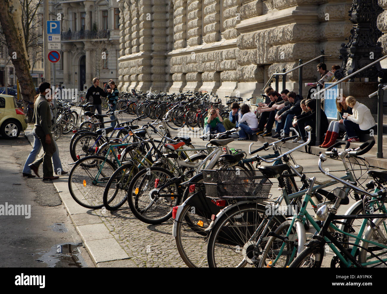 DEU Allemagne Saxe Leipzig les vélos en face de l'Académie des Arts Visuels  Photo Stock - Alamy