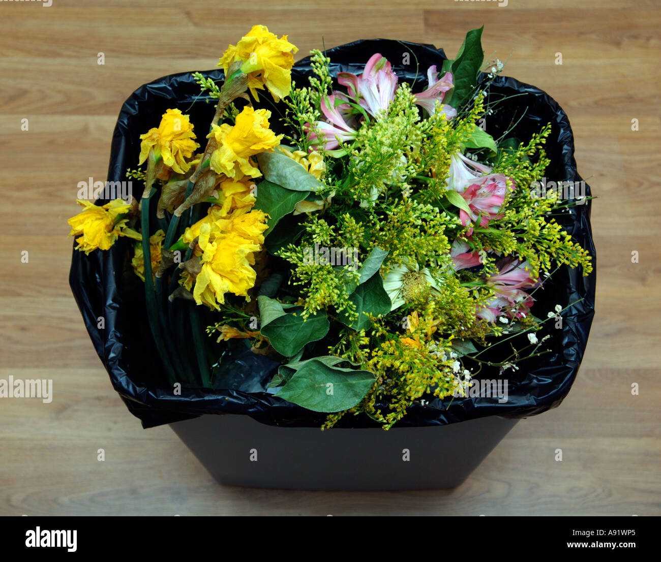 Des fleurs à poubelle Banque D'Images
