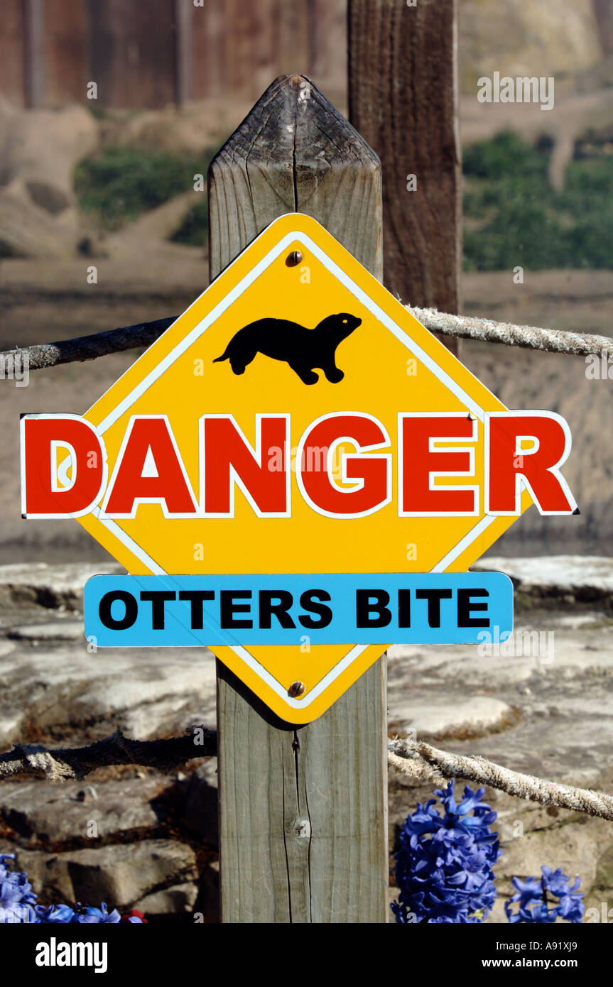 Les loutres signe Danger morsure Banque D'Images