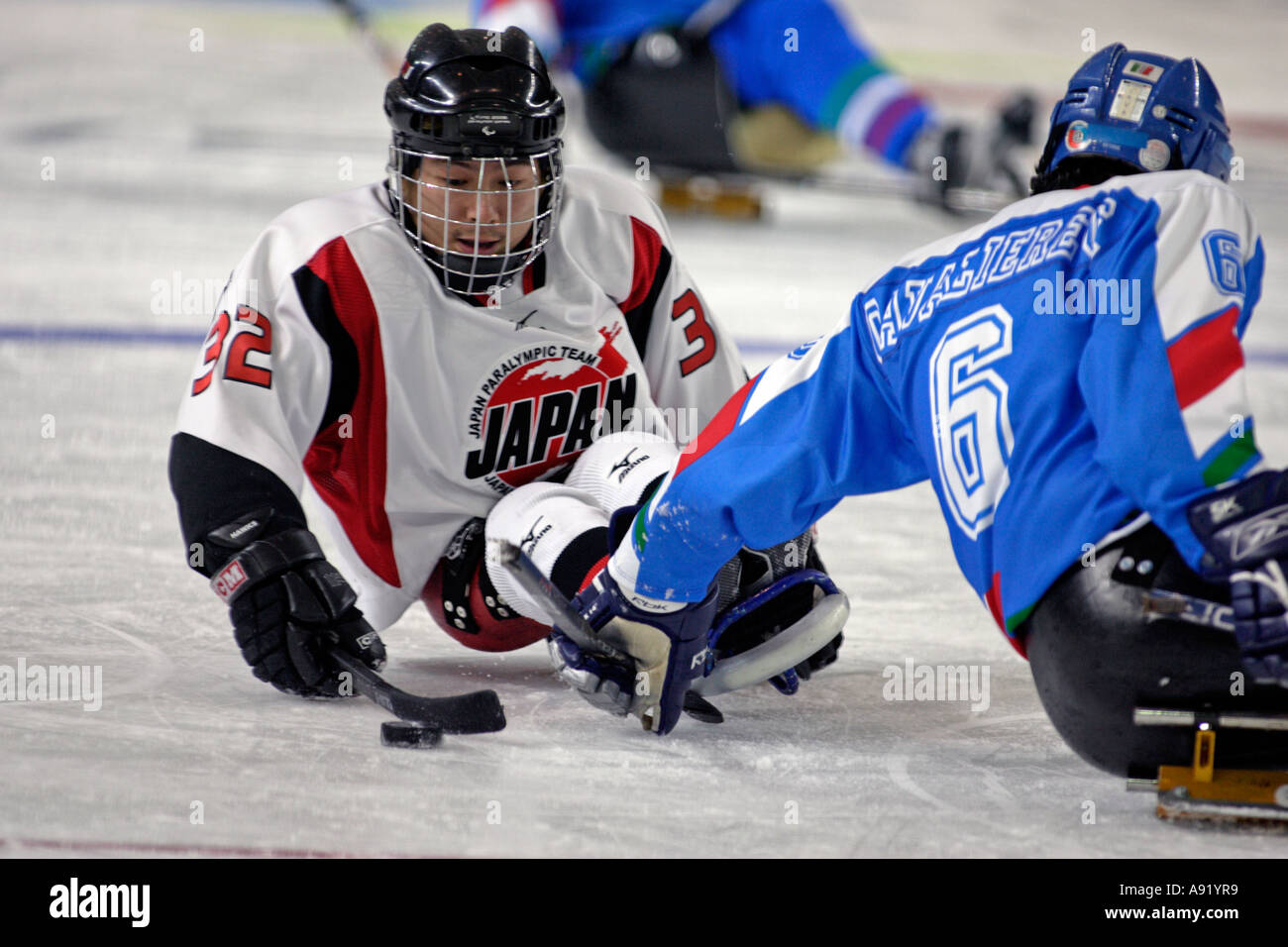 UEHARA du Japon recherche un chemin à travers la défense des Italiens pendant la partie 14 de la Men's hockey sur luge entre le Japon et l'Italie Banque D'Images