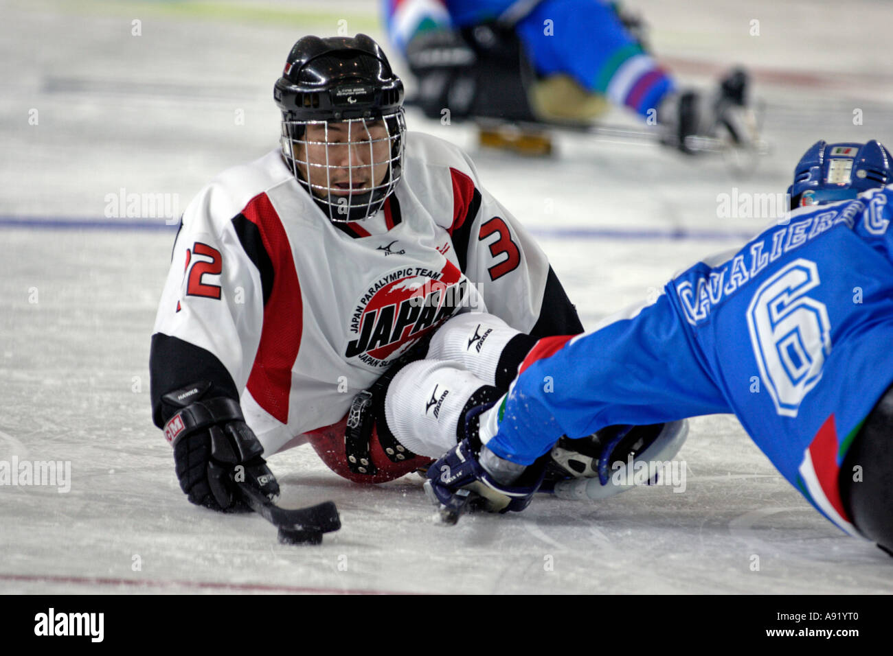 UEHARA du Japon recherche un chemin à travers la défense des Italiens pendant la partie 14 de la Men's hockey sur luge entre le Japon et l'Italie Banque D'Images