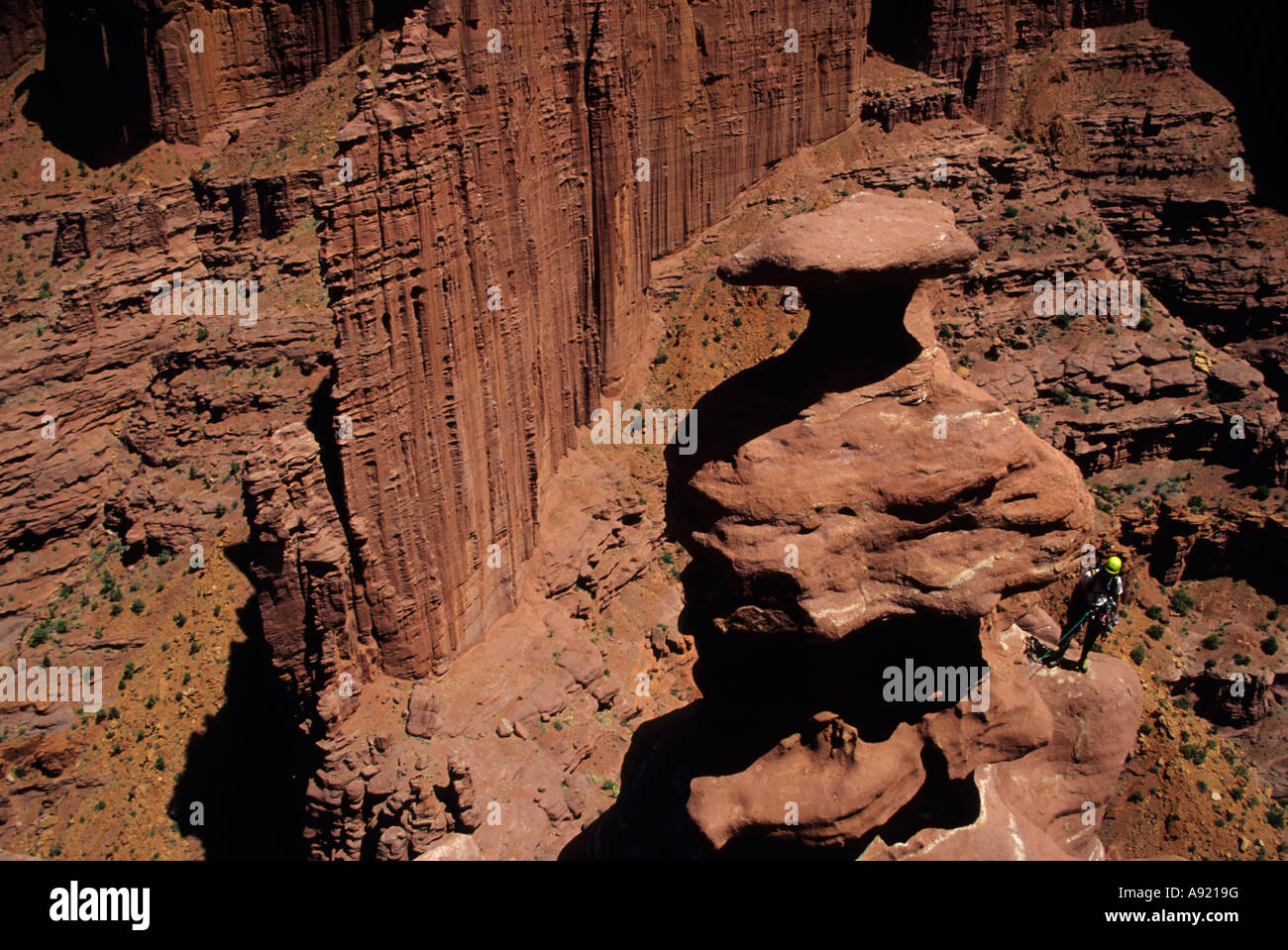 Mark Davis sur le doigt du destin montée formation Titan Fisher Towers près de Moab Utah Banque D'Images