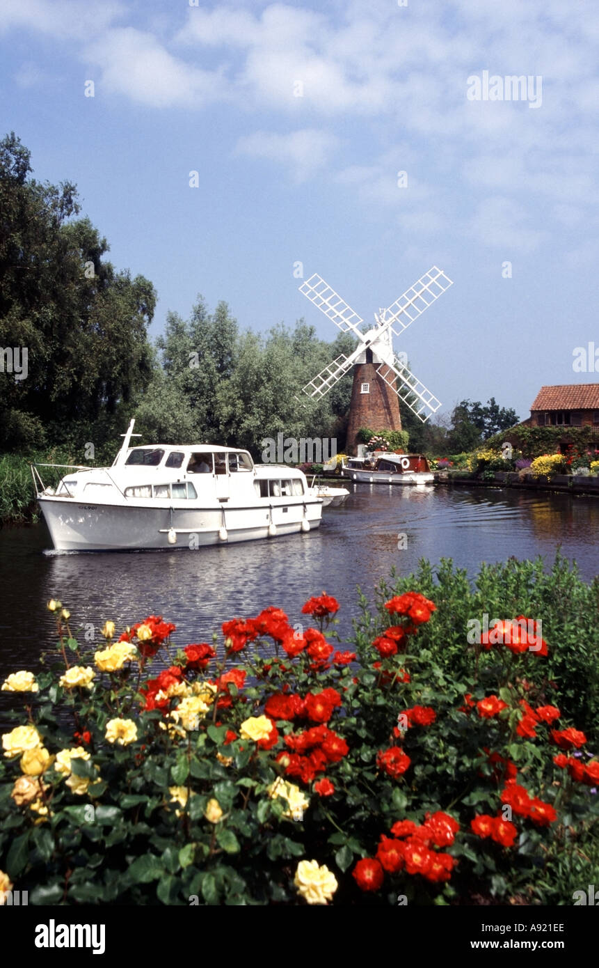 Norfolk Broads bateau à Hunsett Mill moulin à vent jardin de cottage anglais Et au bord de la rivière pays accueil été fleurs Stalham River Ant East Anglia Angleterre Royaume-Uni Banque D'Images