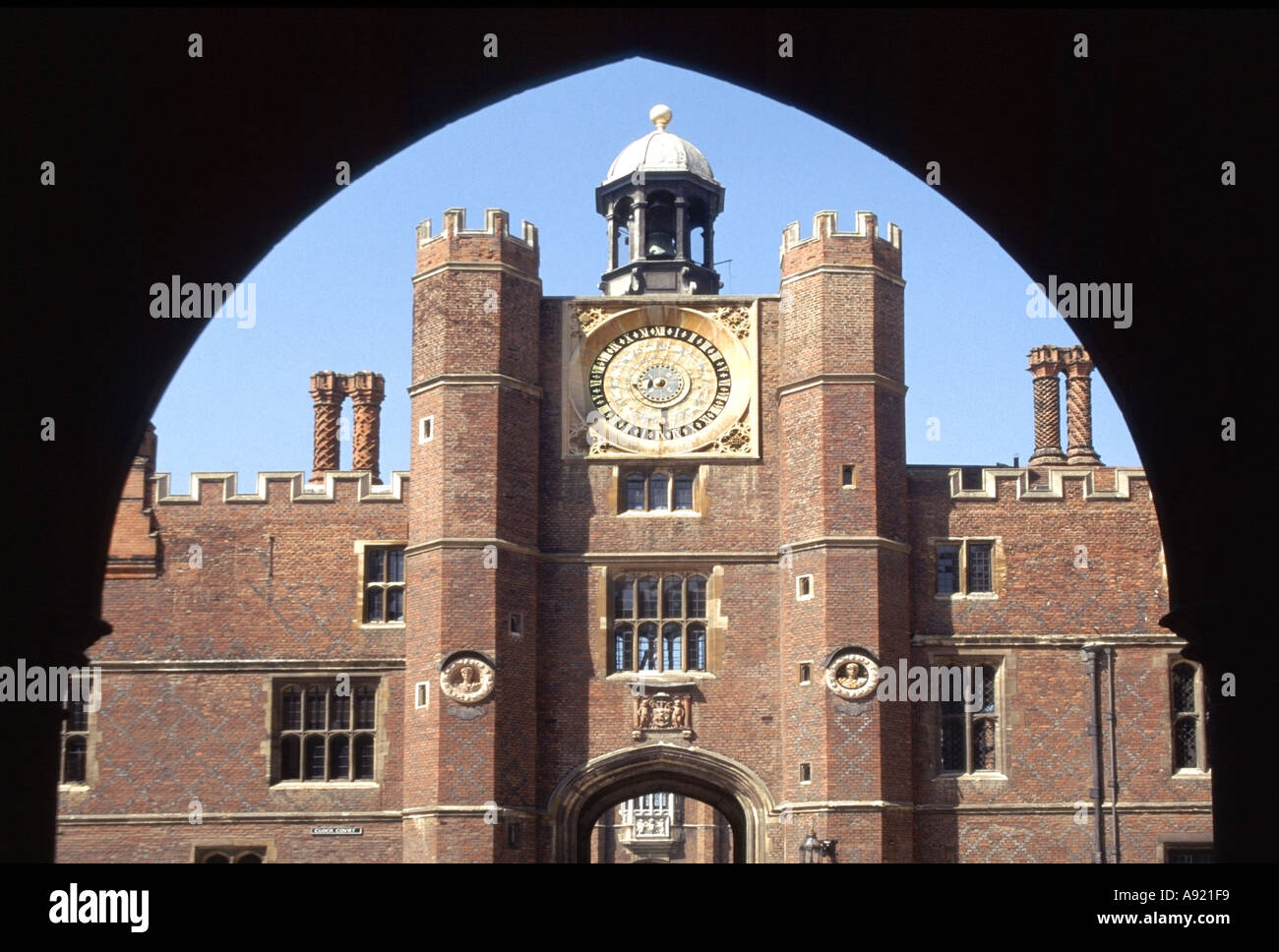 Hampton Court historique Palais Royal Anne Boleyn's Gate gatehouse Tudor & horloge astronomique faite pour Henry VIII Richmond on Thames London England UK Banque D'Images