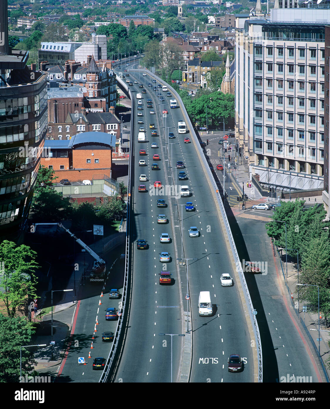 Regardant vers le bas sur l'autopont de Hammersmith, à l'ouest de Londres. Banque D'Images