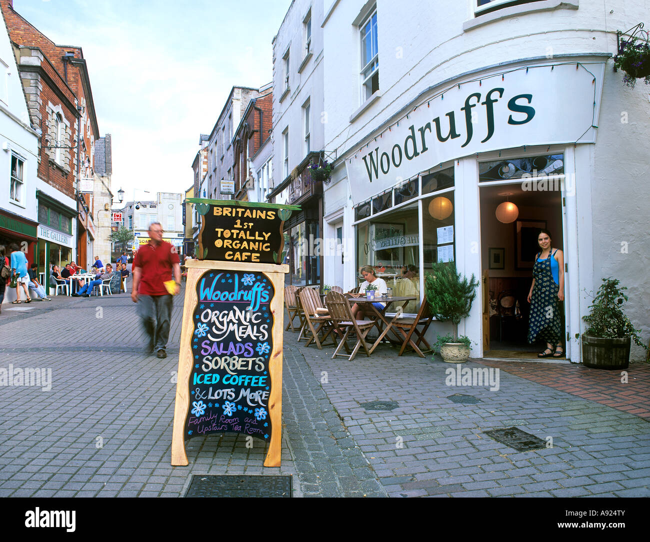 High St., Stroud avec Woodruffs restaurant végétarien sur la droite - le premier restaurant bio totalement en Grande-Bretagne. Banque D'Images