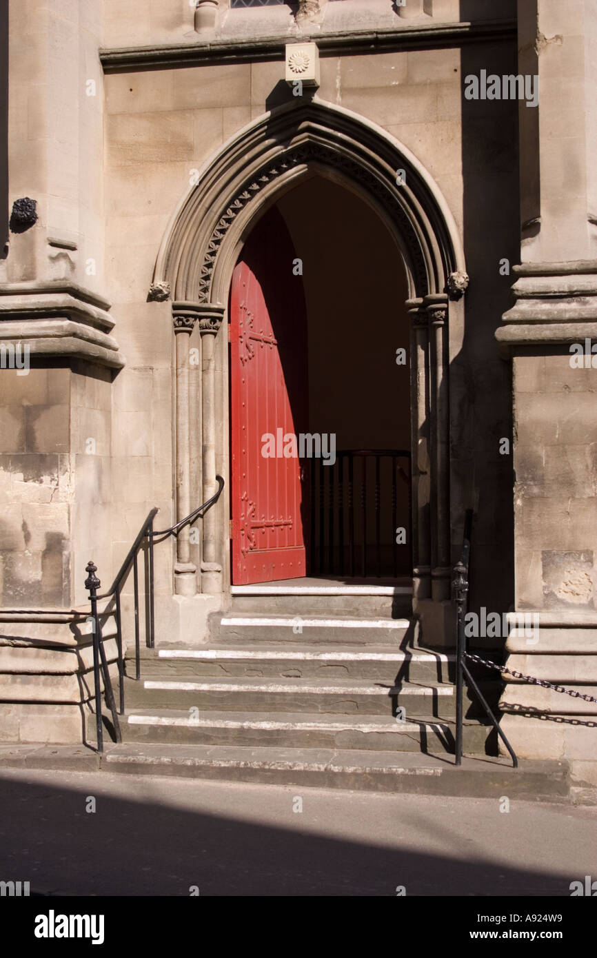 La moitié porte ouverte de Saint Michael's Church, baignoire spa, Somerset, Angleterre, Europe. Banque D'Images