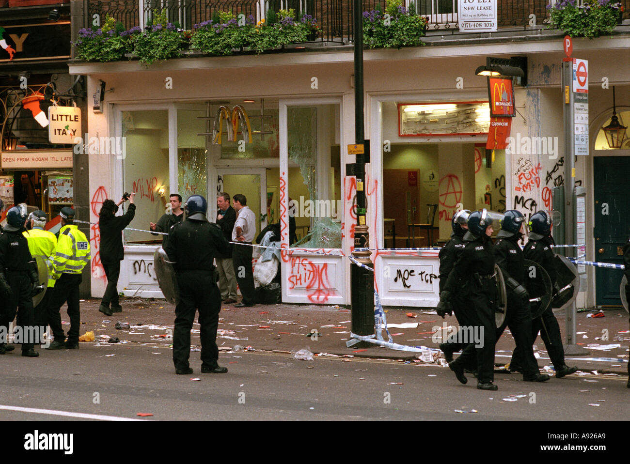 McDonald's à Whitehall en face de Downing Street sur Mayday 2000 après avoir été saccagé par les manifestants. Banque D'Images