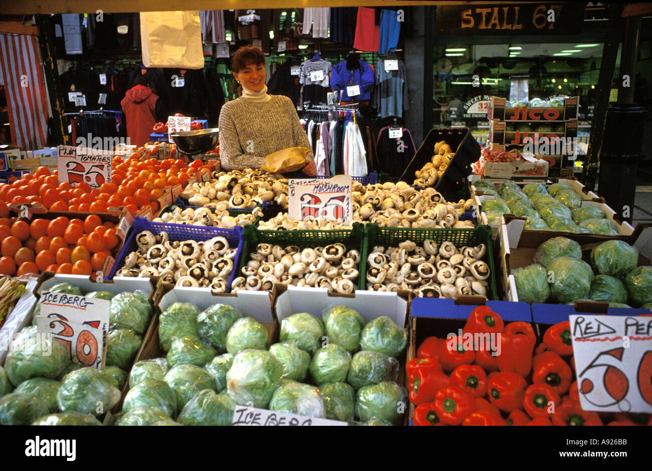 Marché de Brixton Electric Lane South London dispose d'un large éventail de groupes ethniques des Caraïbes et inhabituelle dans le secteur des fruits et légumes. Banque D'Images