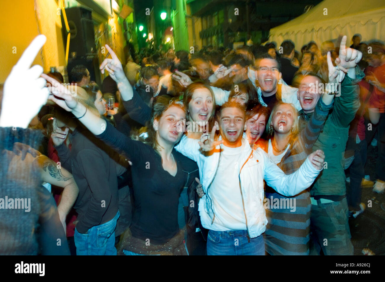 Arles France, Feria, Festival de tauromachie, scène de rue, foule célébrant les adolescents à l'extérieur du parti local Banque D'Images