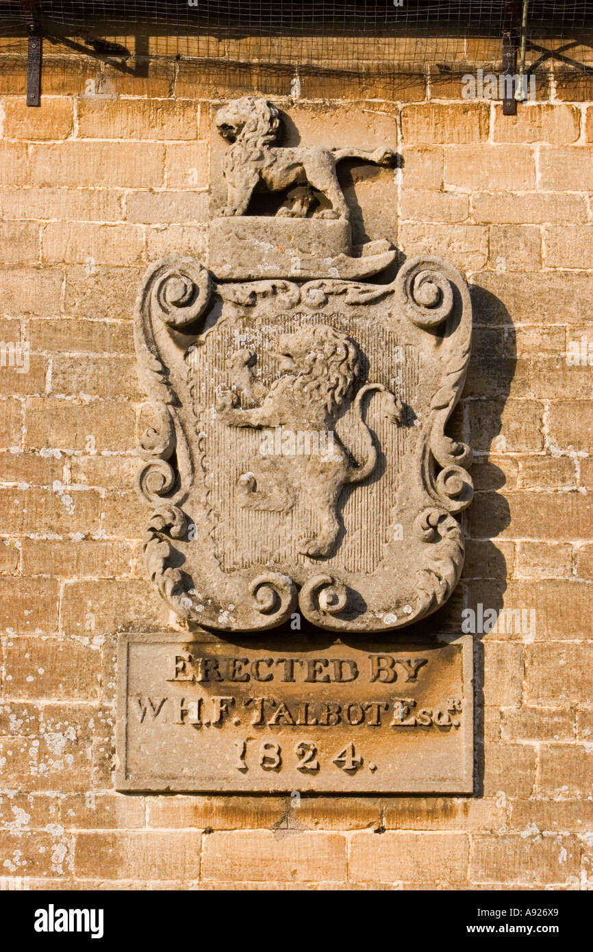 Plaque apposée sur l'école de Lacock en 1824 en l'honneur de W H F Talbot Banque D'Images