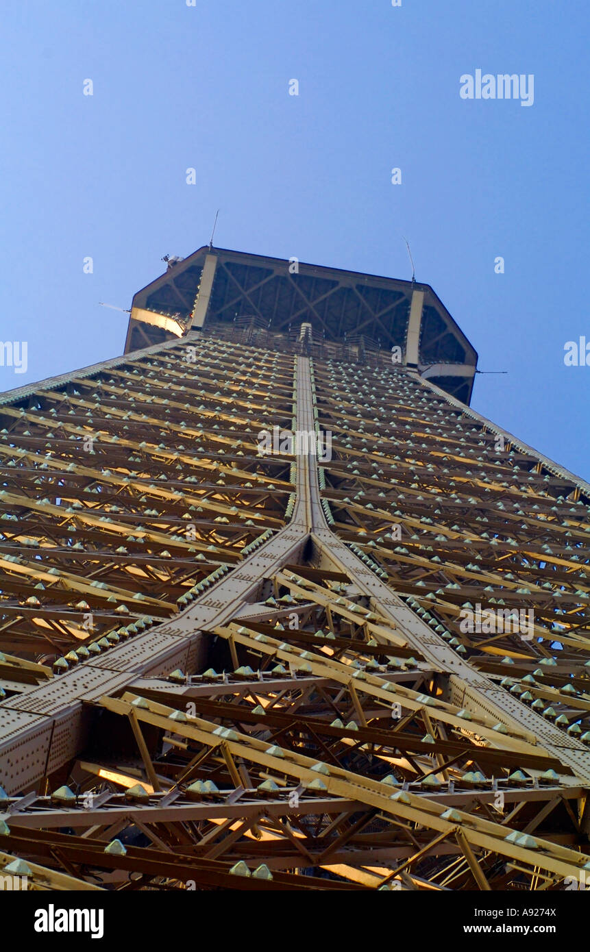 Voir jusqu'à le haut de la Tour Eiffel à partir de la plate-forme d'observation, Champ de Mars, Paris, France Banque D'Images