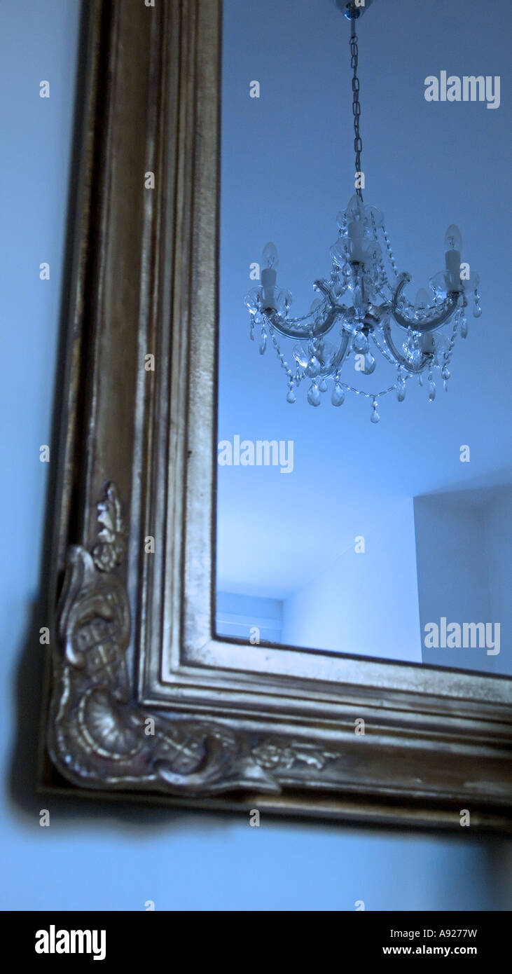 Lustre reflète dans un miroir doré Banque D'Images