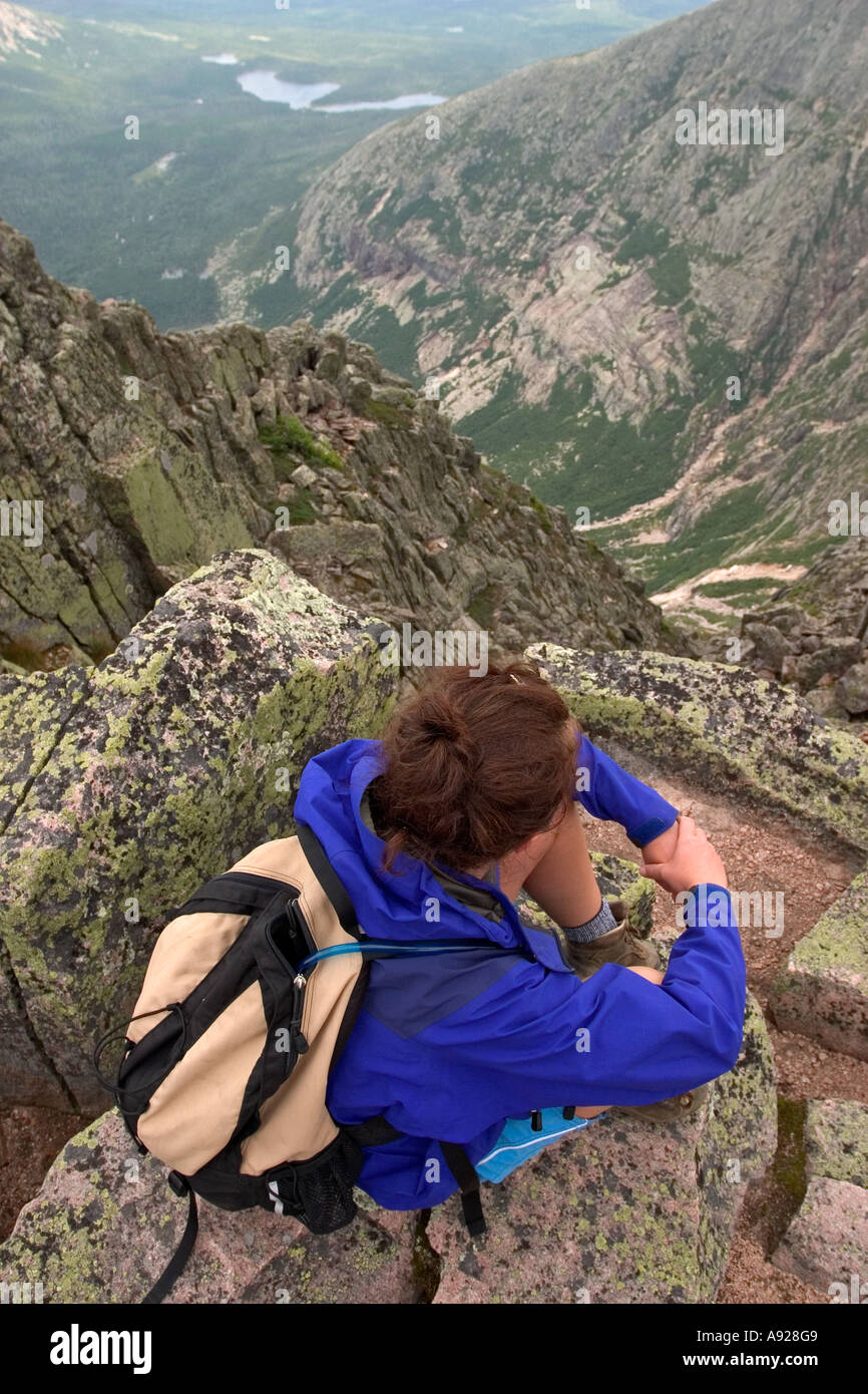 Woman enjoying view de sommet du mont Katahdin Baxter State Park Maine USA Banque D'Images