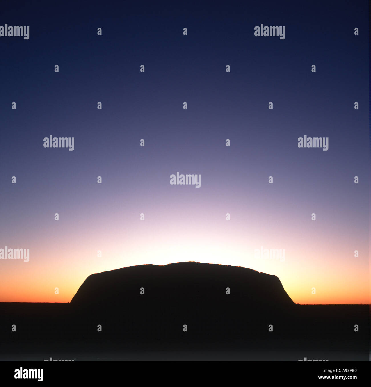Uluru (Ayers Rock) au lever du soleil, Territoire du Nord, Australie Banque D'Images
