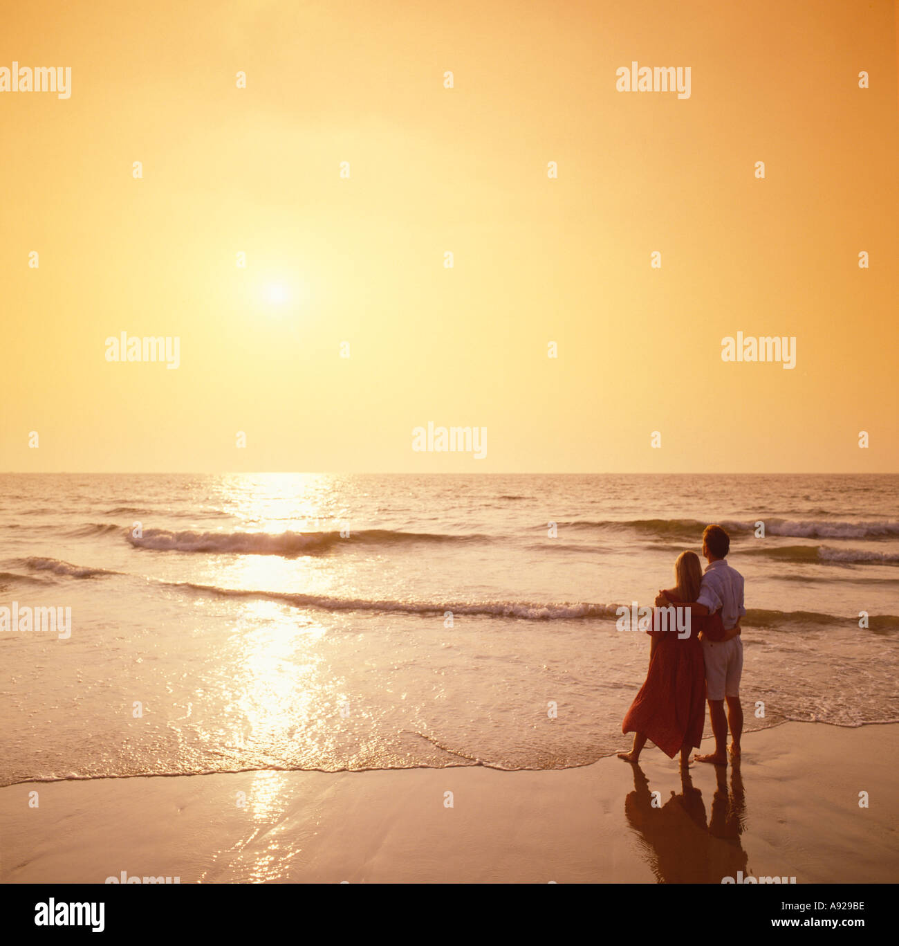 Jeune couple sur la plage au coucher du soleil, Candolim, Goa, Inde Banque D'Images