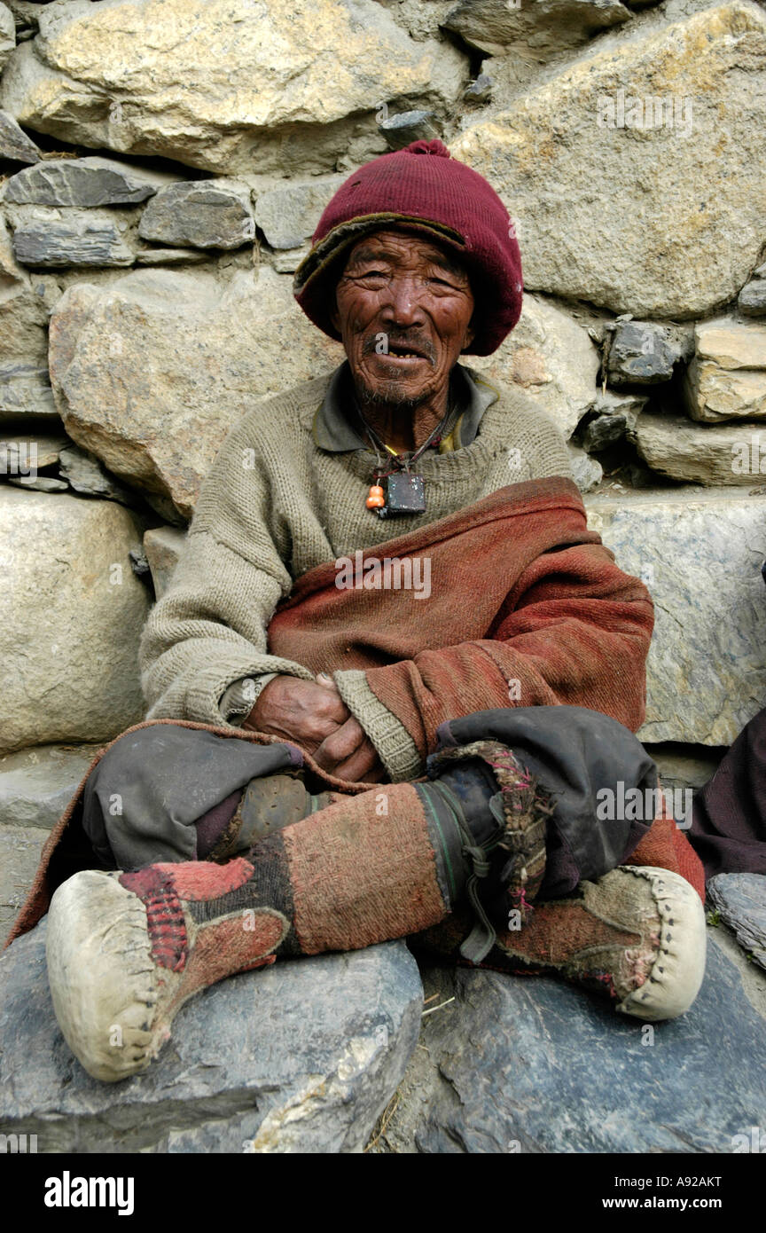 Vieil homme portant des bottes et bonnet de laine de yak cuir à un mur de  pierres Phu Nar-Phu Région Annapurna Népal Photo Stock - Alamy