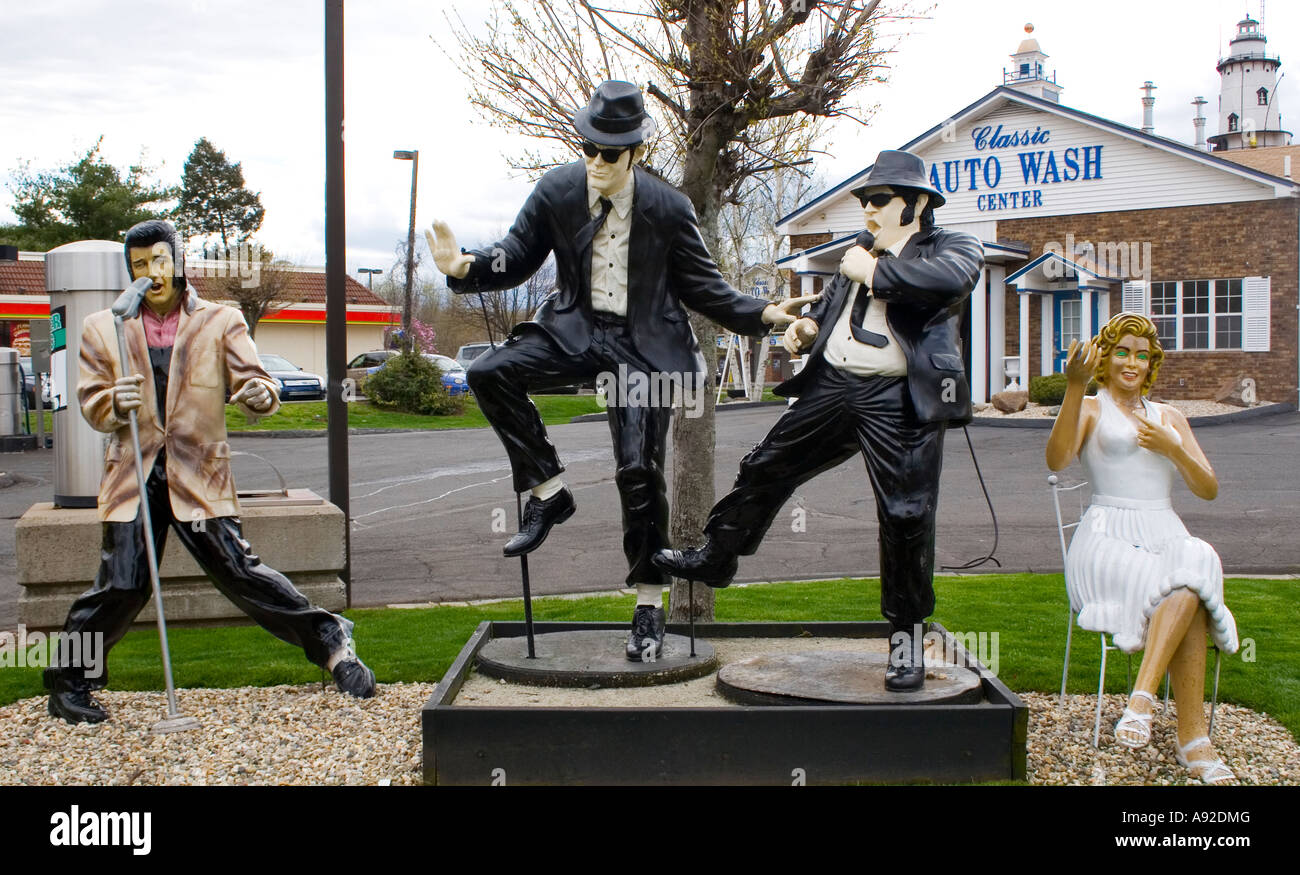 Elvis Presley the Blues Brothers et de Marilyn Monroe au Classic Auto Wash dans la région de Cromwell Connecticut Banque D'Images