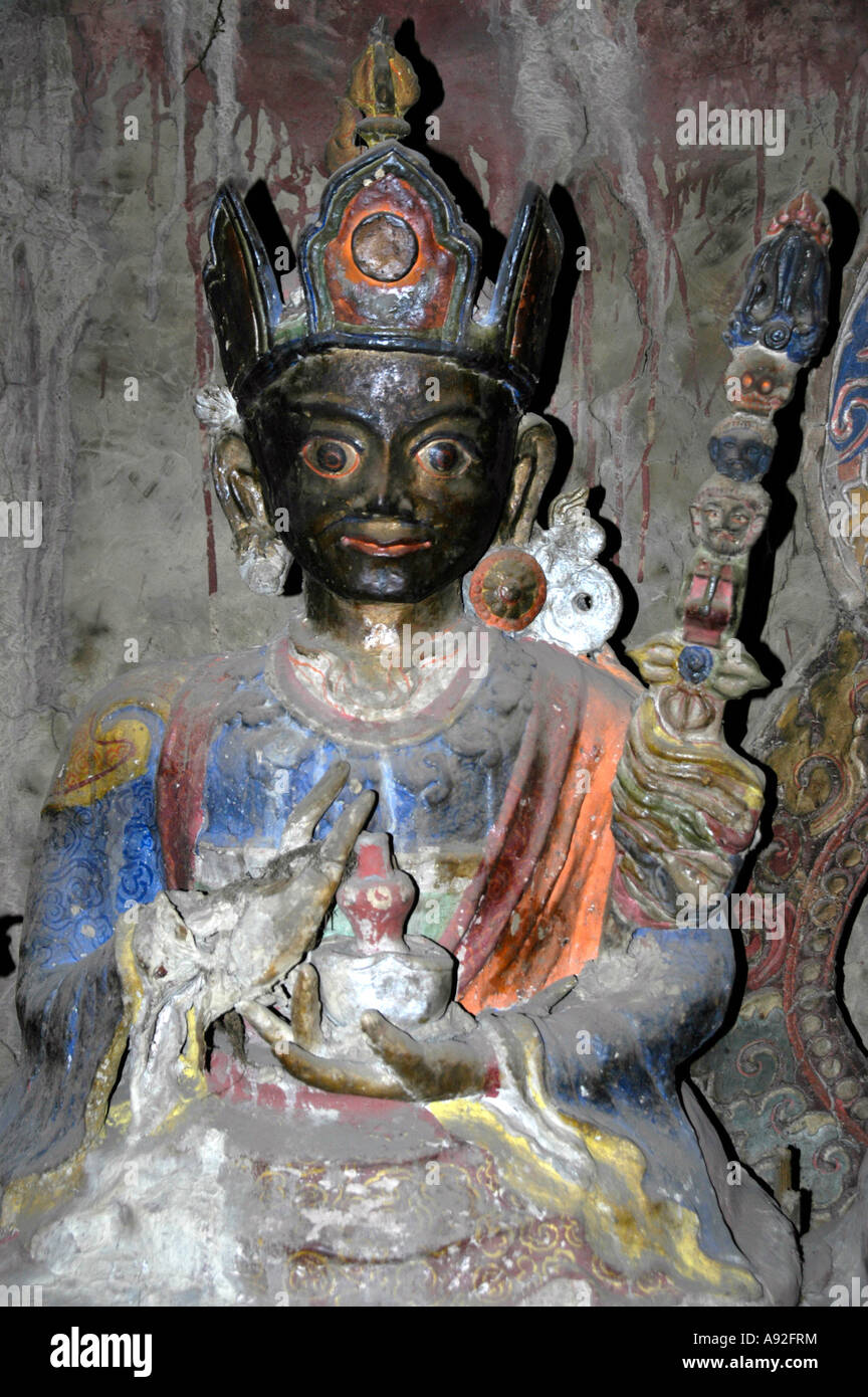 La figure religieuse dans un vieux temple bouddhiste de la région de l'Annapurna Népal Phu Nar-Phu Banque D'Images