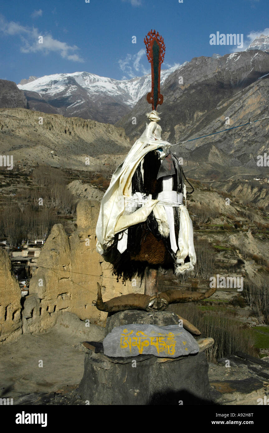 Objet-culte sur le toit de l'ancien monastère de Dzong Mustang Népal Région de l'Annapurna Banque D'Images