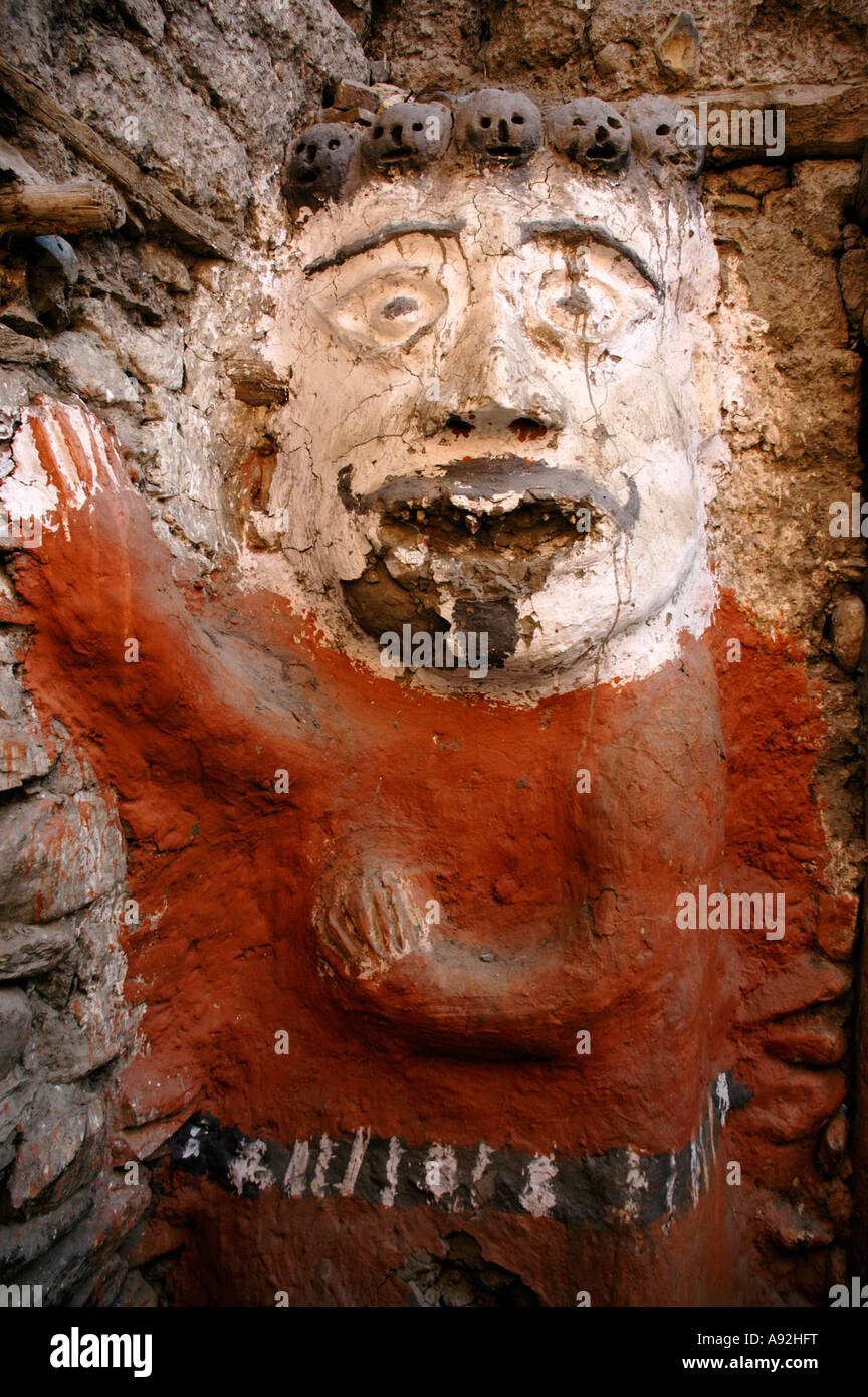 Ancien peint blanc et rouge figure masculine à une porte de la ville de Boen croyance animiste Mustang Kagbeni Népal Région de l'Annapurna Banque D'Images