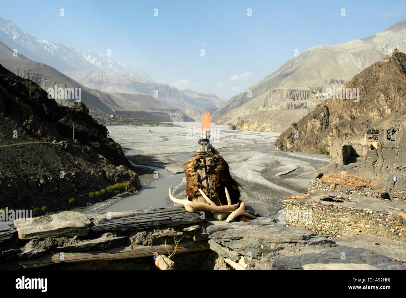 Objet-culte sur le toit du monastère Thupten Samphel Ling Gompa Rouge avec vue sur la large vallée de la rivière Kali ouvert Gandanki Banque D'Images