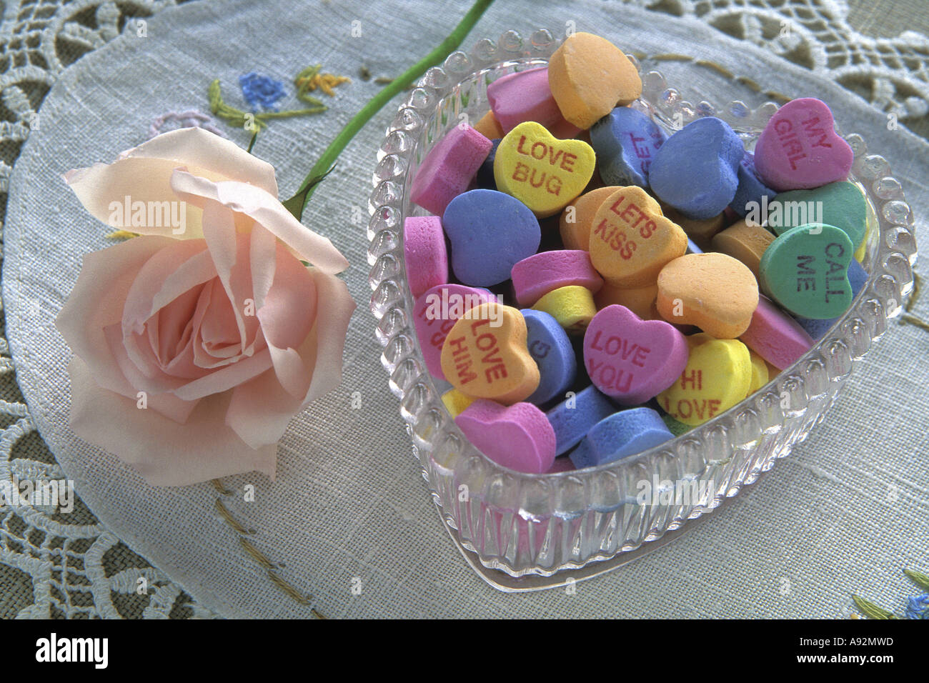 Close-up d'une rose et des bonbons dans un bol Banque D'Images