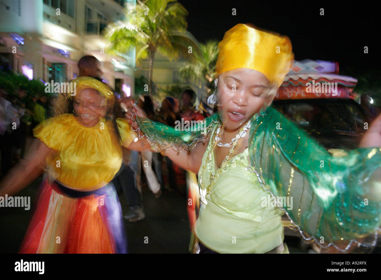 Miami Beach Florida,South Beach,Ocean Drive,Haitian Rara Band,parade,danse,chanter,Tap Tap Festival,festivals,célébration,foire,célébration,événement,nuit ni Banque D'Images