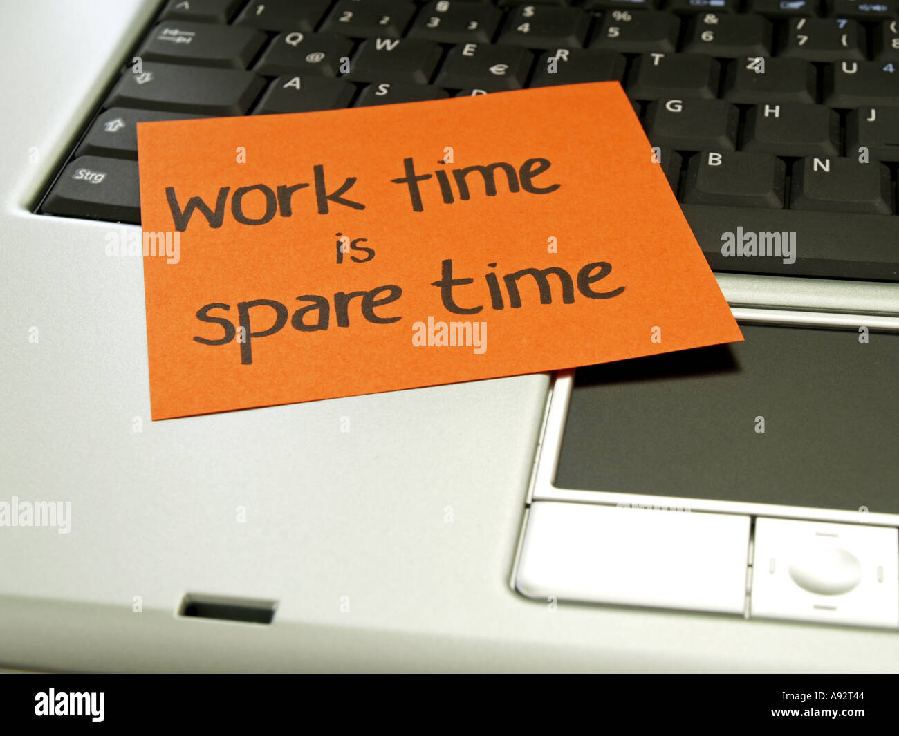 Memo note sur le temps de travail est l'ordinateur portable du temps libre Banque D'Images