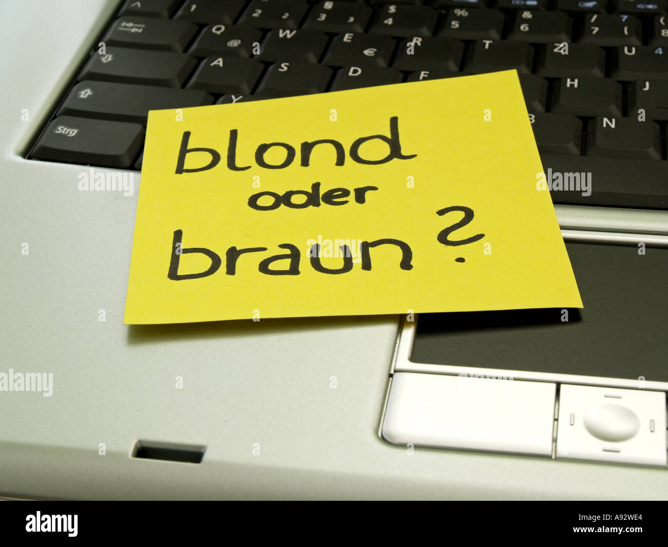 Memo note sur l'ordinateur portable, Blonde ou brune Banque D'Images