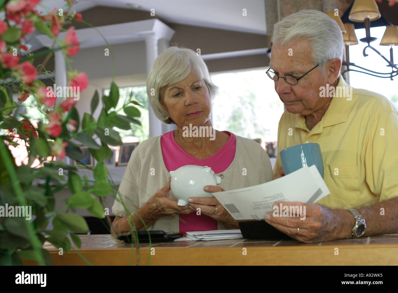 Senior couple lecture un projet de loi Banque D'Images