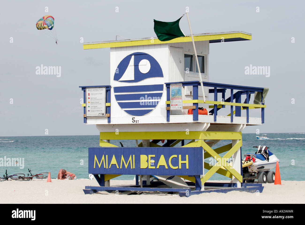 Miami Beach Florida, littoral de l'océan Atlantique, station de maître nageur, cabane, tour, soleil, parapente, parachute ascensionnel, tracas, traque pour les visiteurs Banque D'Images