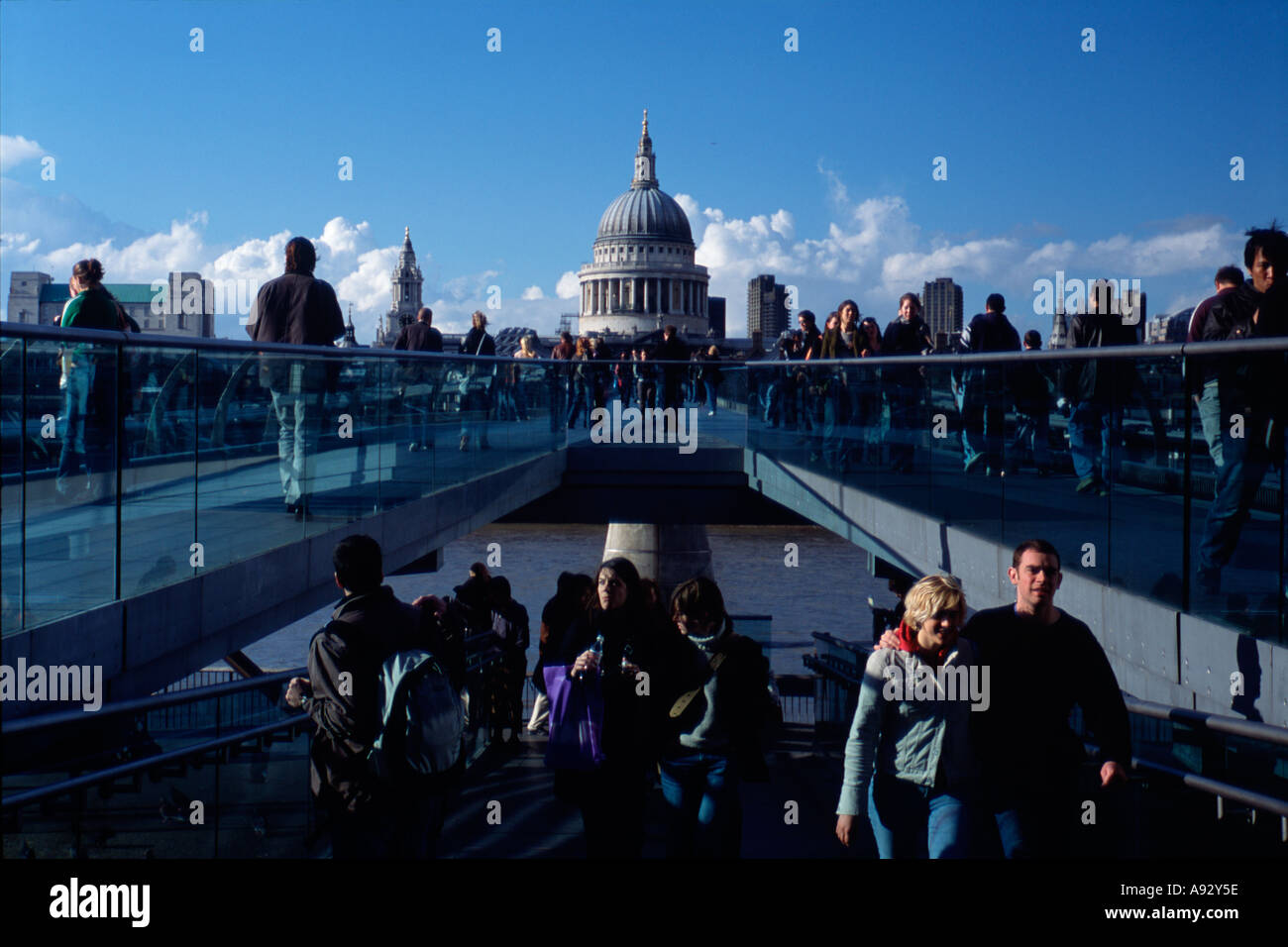 Les touristes traversent le Millenium Bridge sur la Tamise Londres Angleterre Royaume-uni Grande-Bretagne Europe Banque D'Images