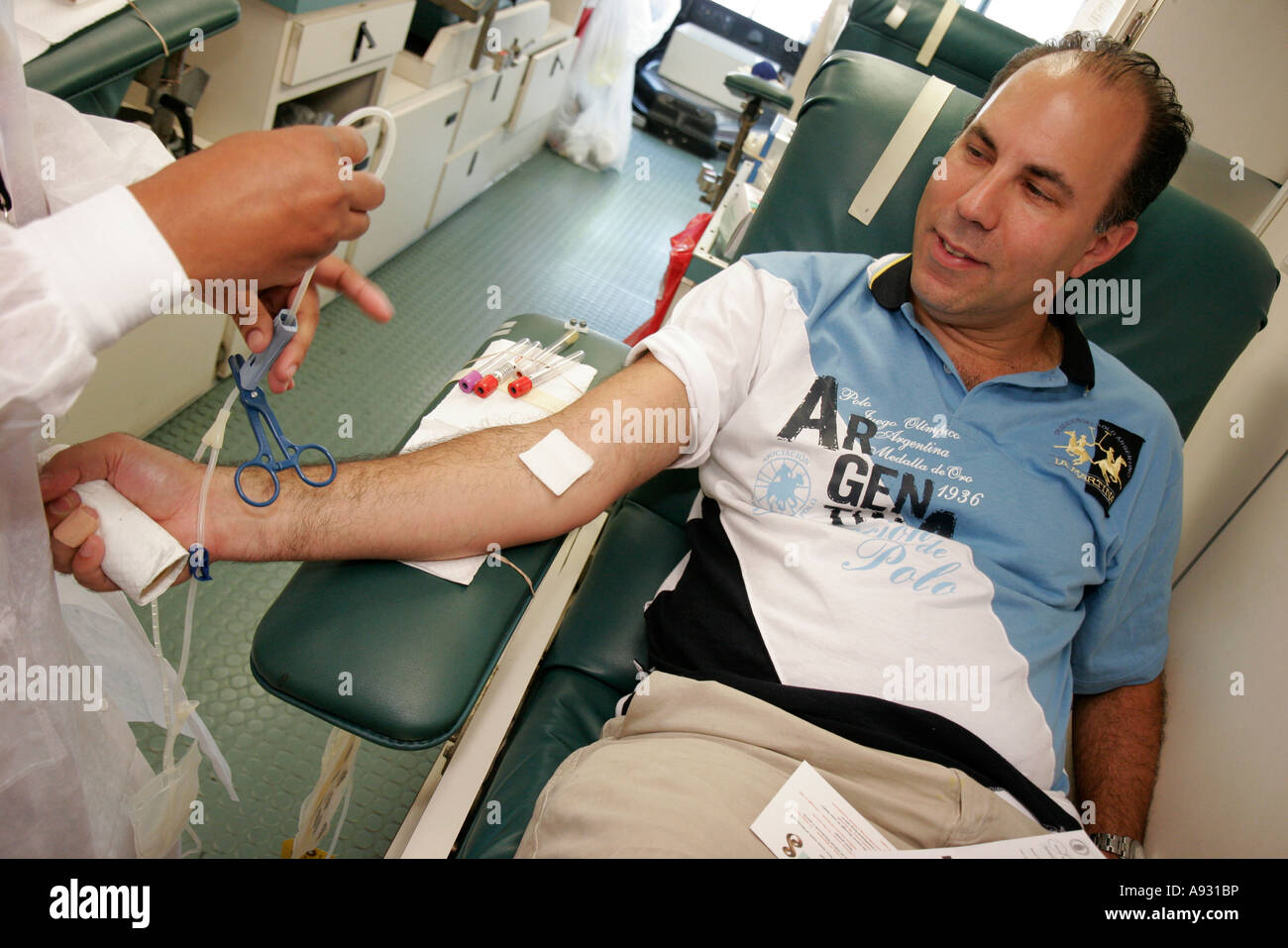 Miami Beach Florida,Scott Rakow Youth Centre,centre,locks of Love,don de cheveux de charité,victimes de cancer subissant une chimiothérapie,homme hispanique hommes hommes,d Banque D'Images