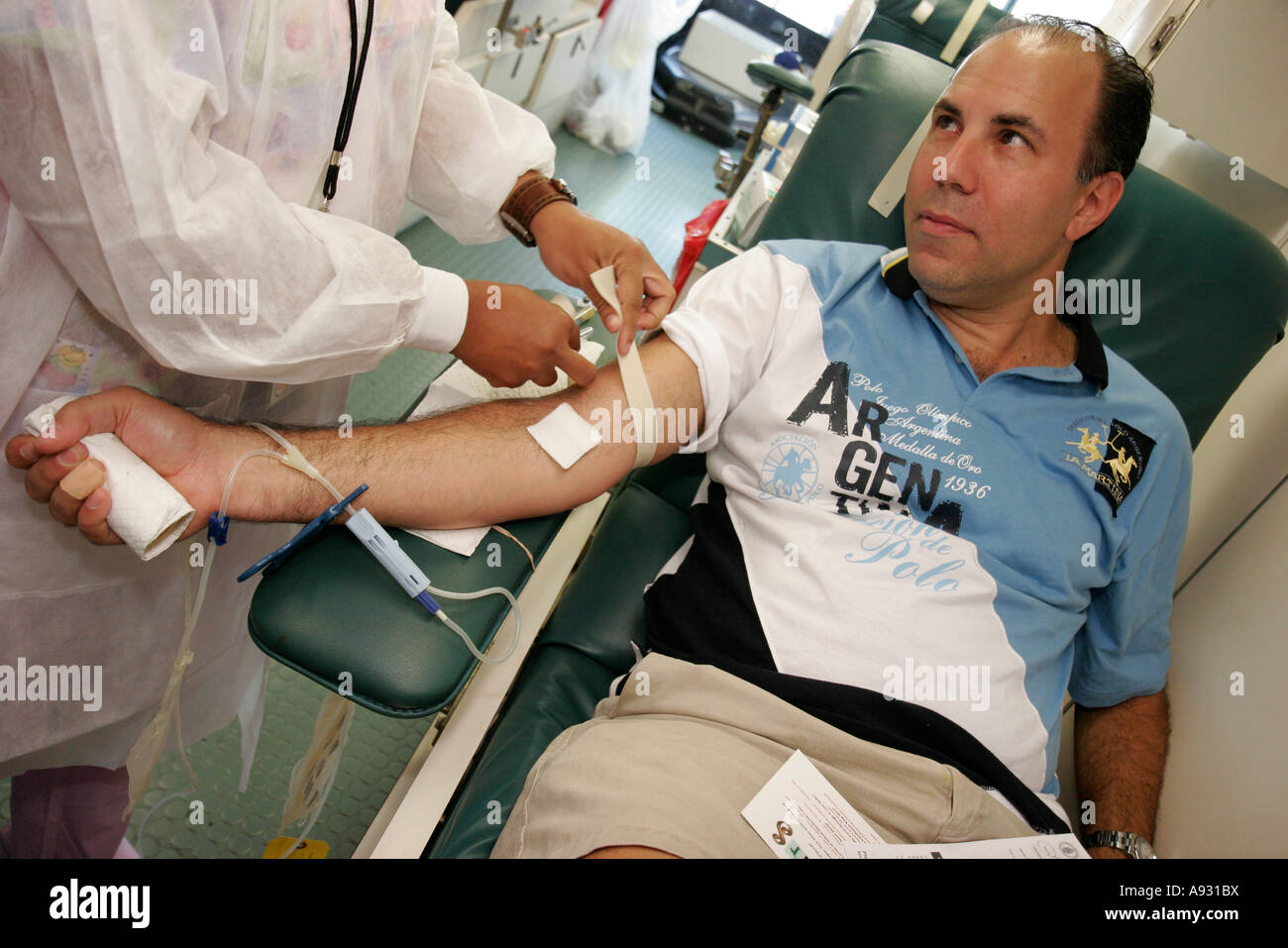 Miami Beach Florida,Scott Rakow Youth Centre,centre,locks of Love,don de cheveux de charité,victimes de cancer subissant une chimiothérapie,homme hispanique hommes hommes,d Banque D'Images
