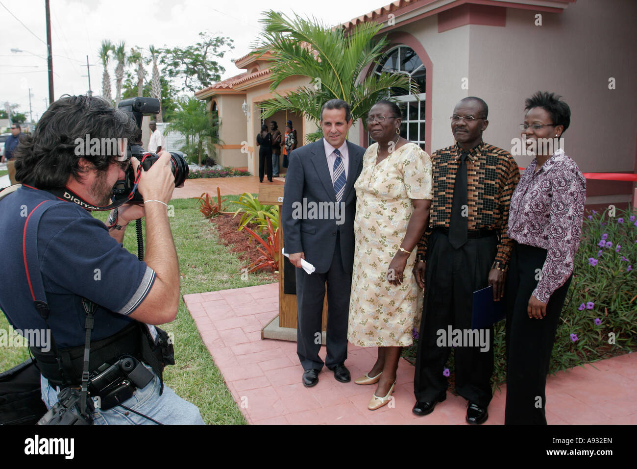 Miami Florida,Model City,nouveau programme de logement financièrement aidé abordable,cérémonie d'ouverture,subventionné,photographe,Maire Manny Diaz,Noir Haïtien o Banque D'Images