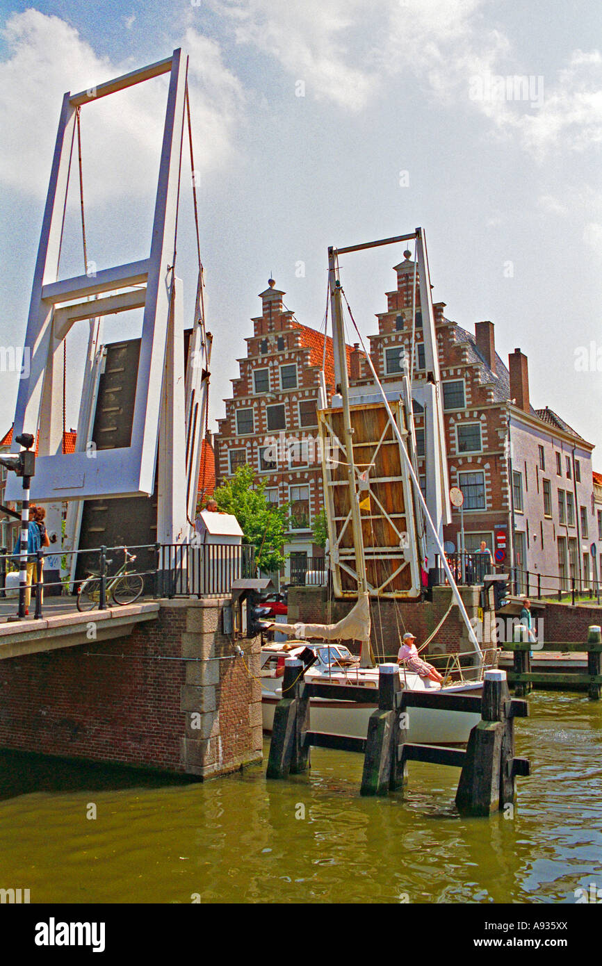 Spaarne Haarlem Pays-Bas Holland River Bridge ouvrir avec location de passage. JMH0057 Banque D'Images