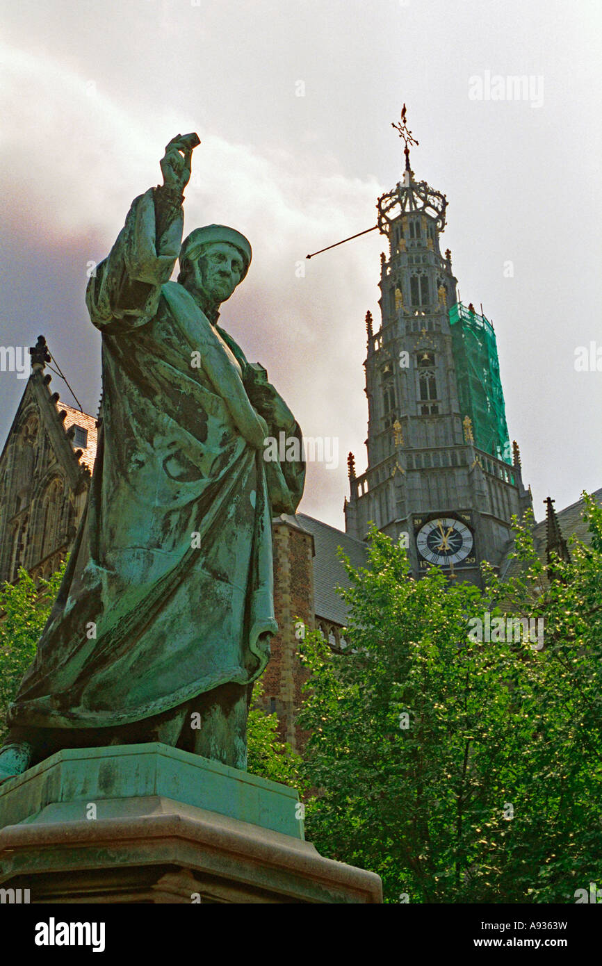 Statue de Laurens Janszoon Coster, l'inventeur d'une presse à imprimer, dans le Grote Markt, à Haarlem, Pays-Bas. JMH0064 Banque D'Images