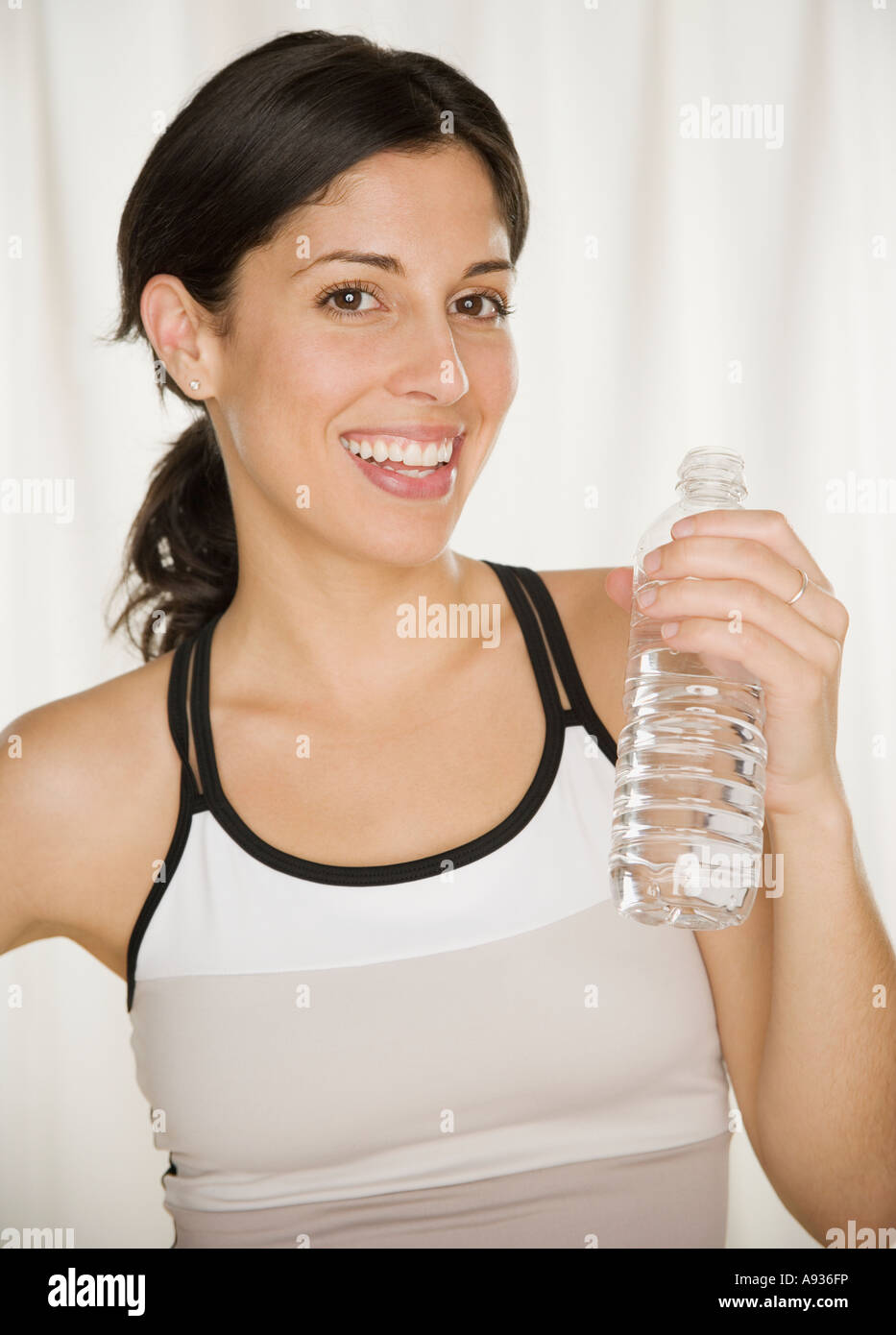 Hispanic woman holding de l'eau en bouteille Banque D'Images