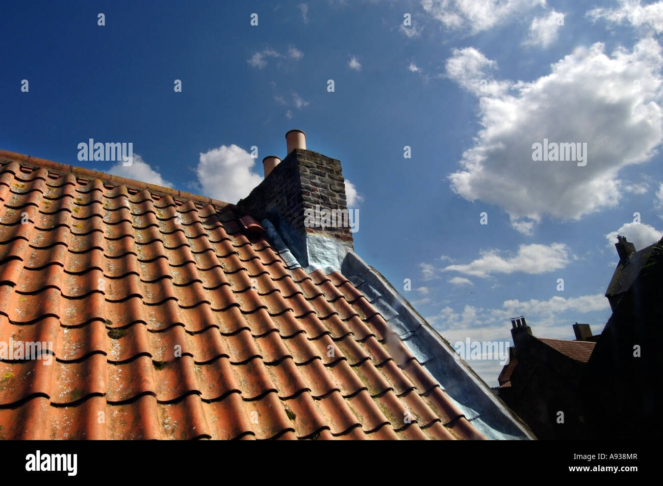 Un toit en tuiles d'argile rouge traditionnelle sur une maison à Carnforth Lancashire Banque D'Images