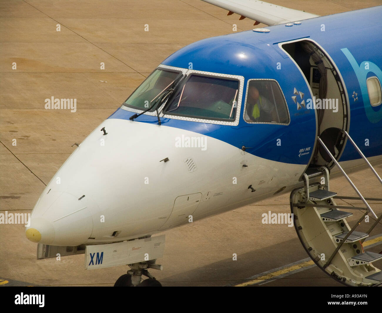 Un petit avion à réaction régional sur le tarmac de l'aéroport de Manchester Banque D'Images