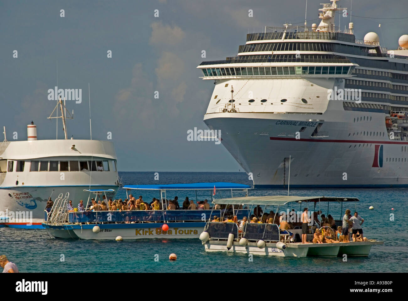 George Town, Grand Cayman plongée croisières Les bateaux d'excursion Banque D'Images