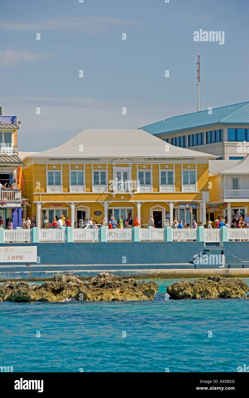 George Town, Grand Cayman capitale stores boutiques à cruise dock Banque D'Images