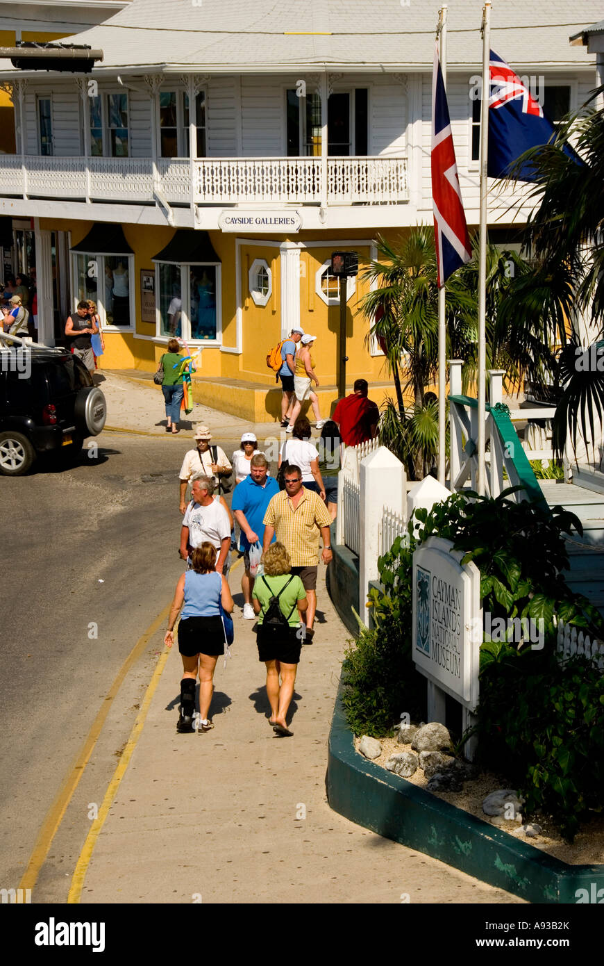George Town, Grand Cayman touristes marcher le long de Waterfront Banque D'Images