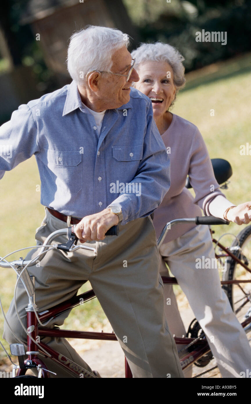 Senior couple riding un tandem Banque D'Images