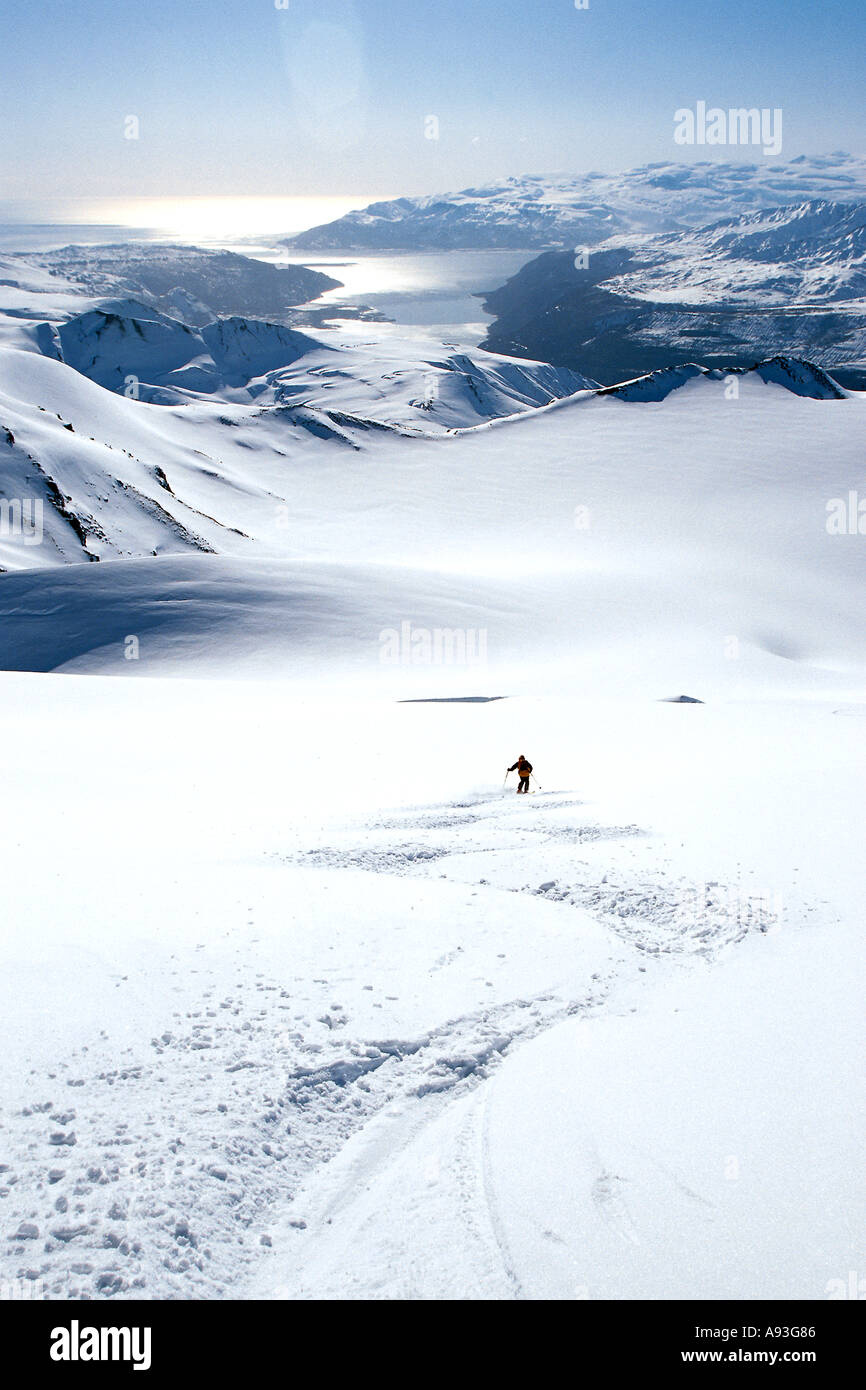 Skieur solitaire dans un paysage de l'Alaska États-unis à distance Banque D'Images