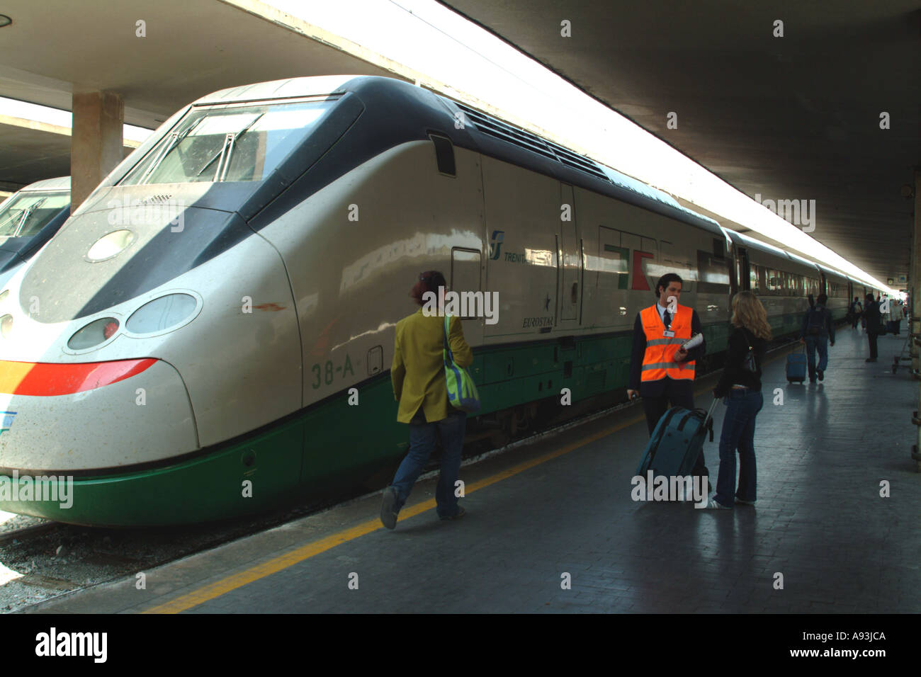 Florence Firenze Toscane Italie . Un train de voyageurs de la compagnie Eurostar Trenitalia Banque D'Images