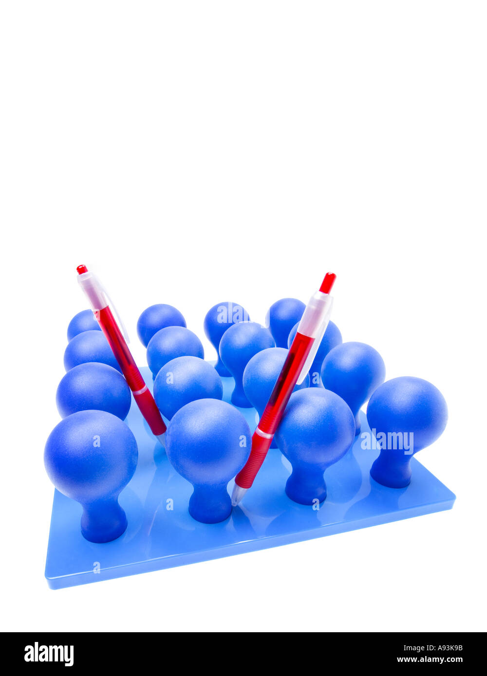 L'ART DE L'objet bouton bleu jeu bleu avec stylo à bille rouge objet point Banque D'Images