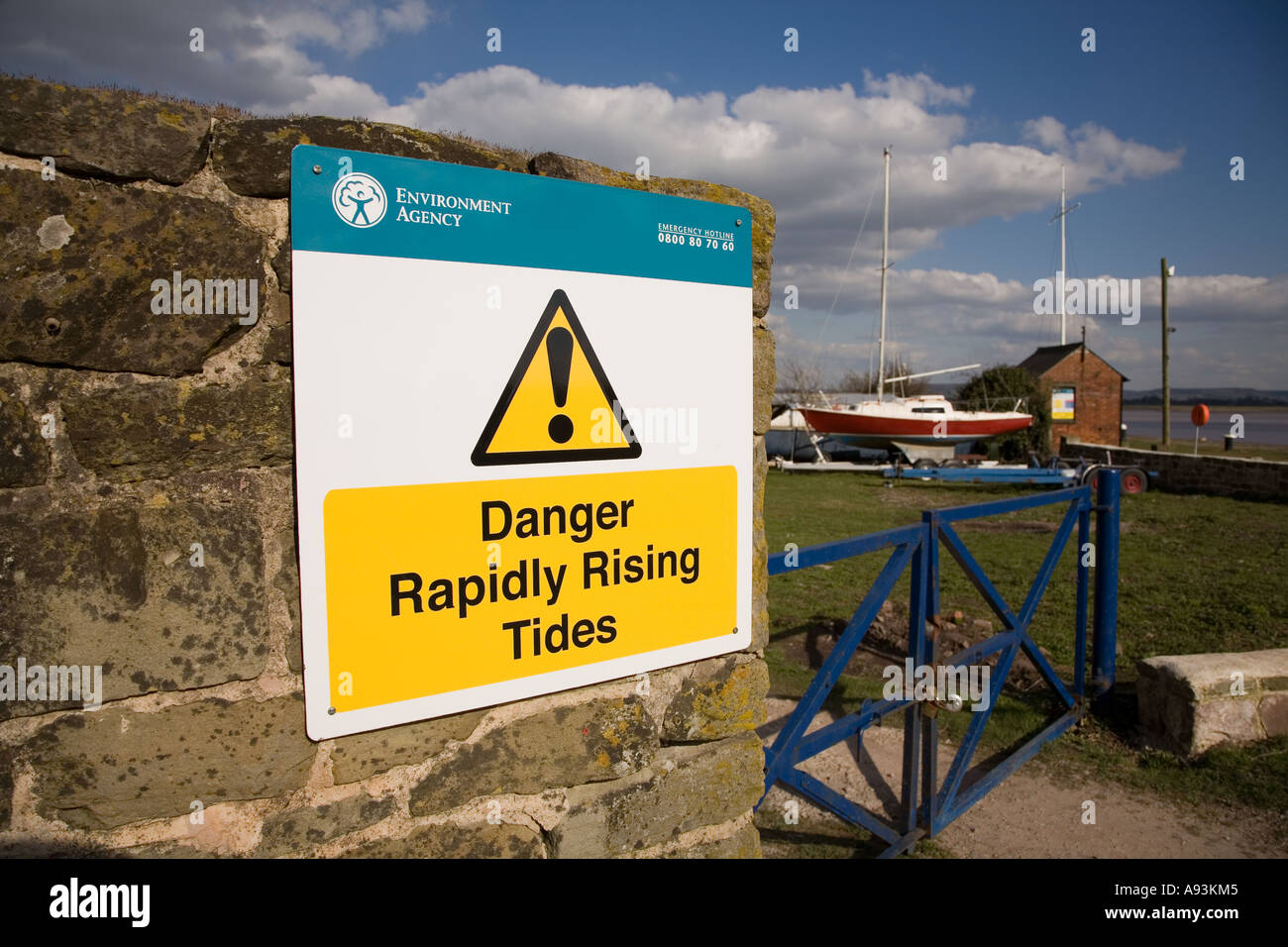Danger Avertissement signer rapidement des marées montantes Lydney Harbour sur la rivière Severn England UK Banque D'Images